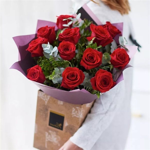 DOZEN LARGE HEADED RED ROSES